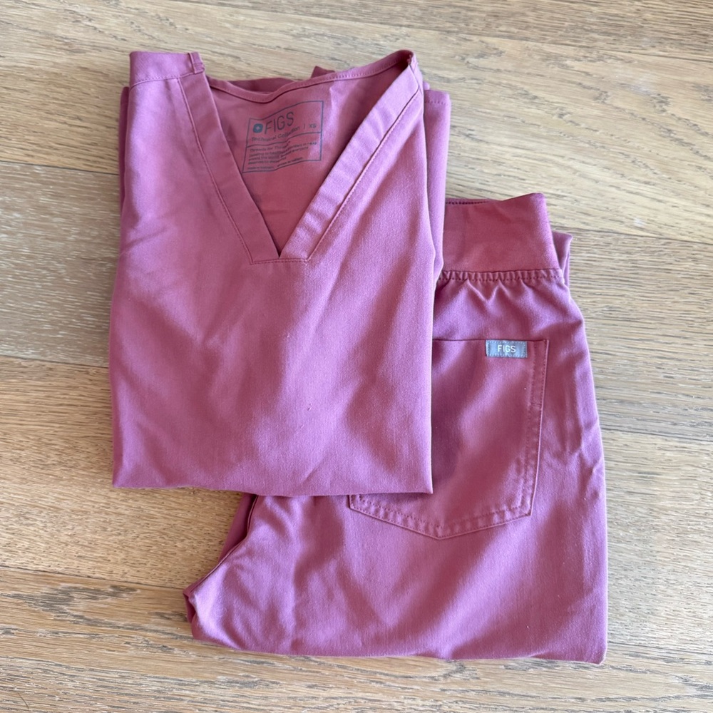 FIGS Mauve Scrub Set (Casma Top and Zamora Jogger)
